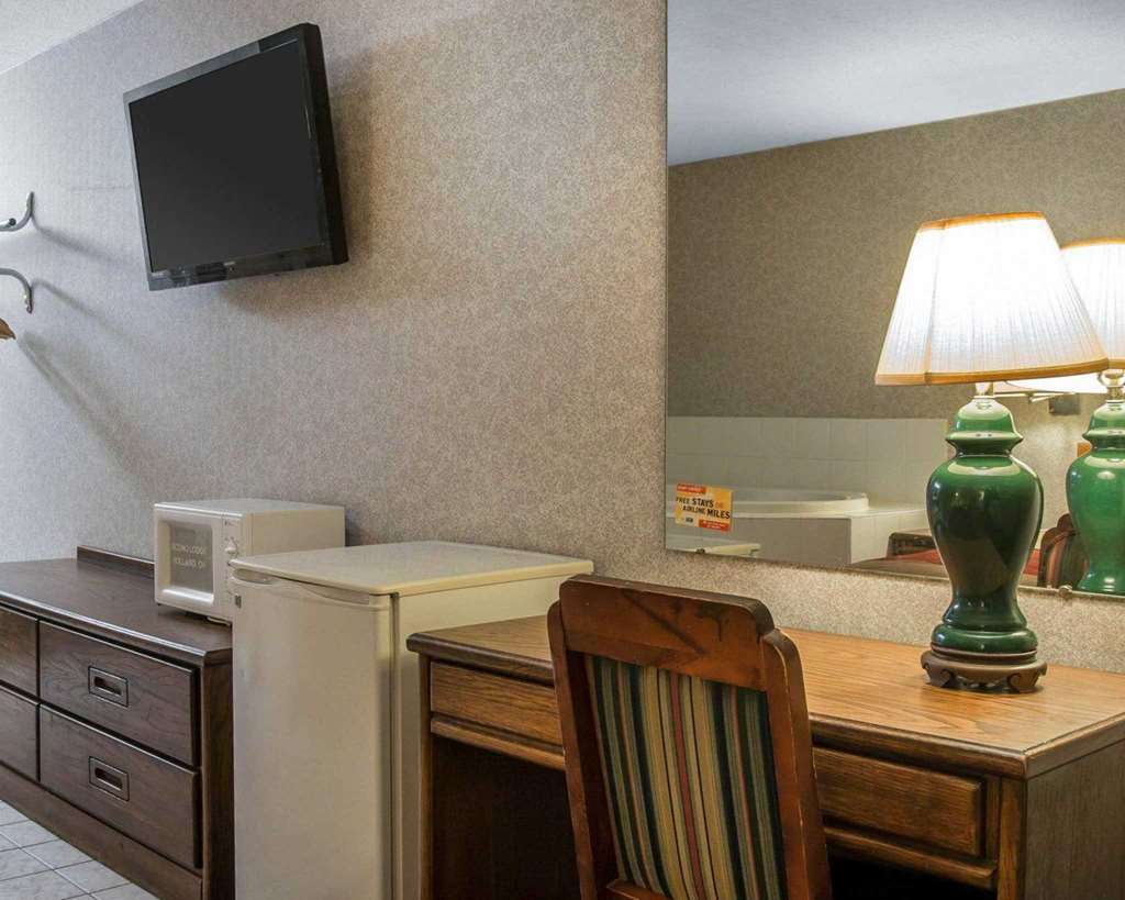 Econo Lodge Холланд Номер фото